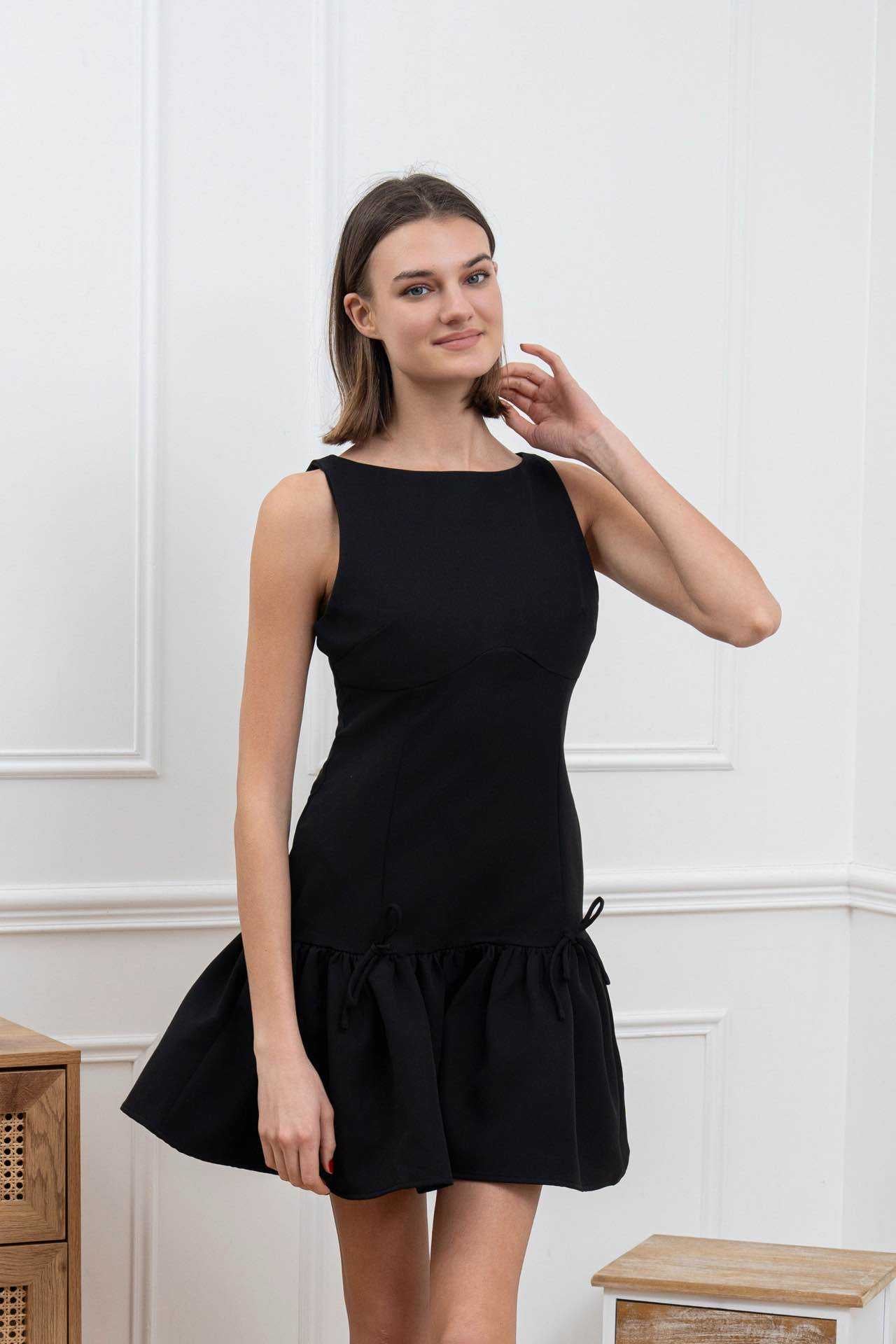 Sleeveless dress with bow details