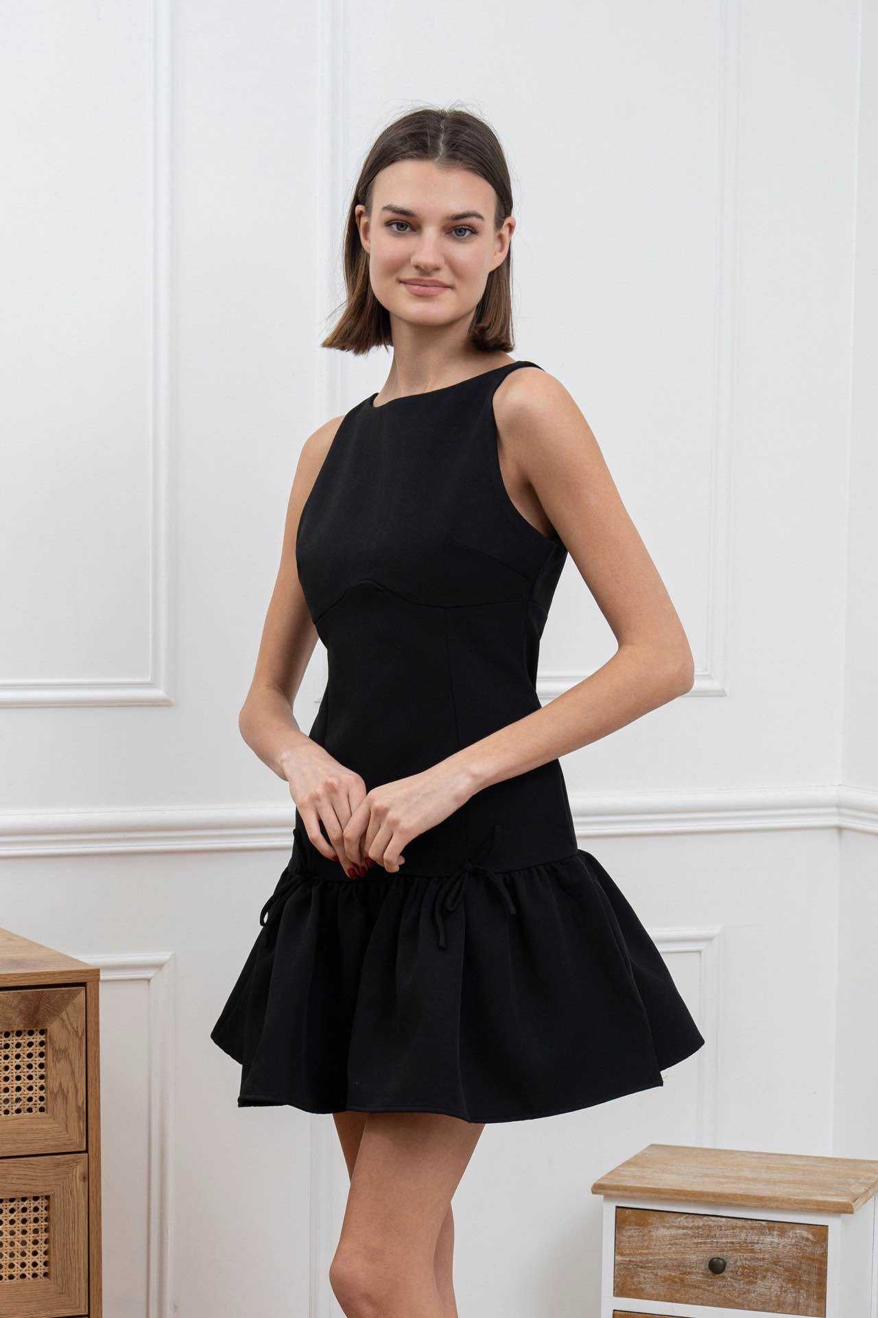 Sleeveless dress with bow details