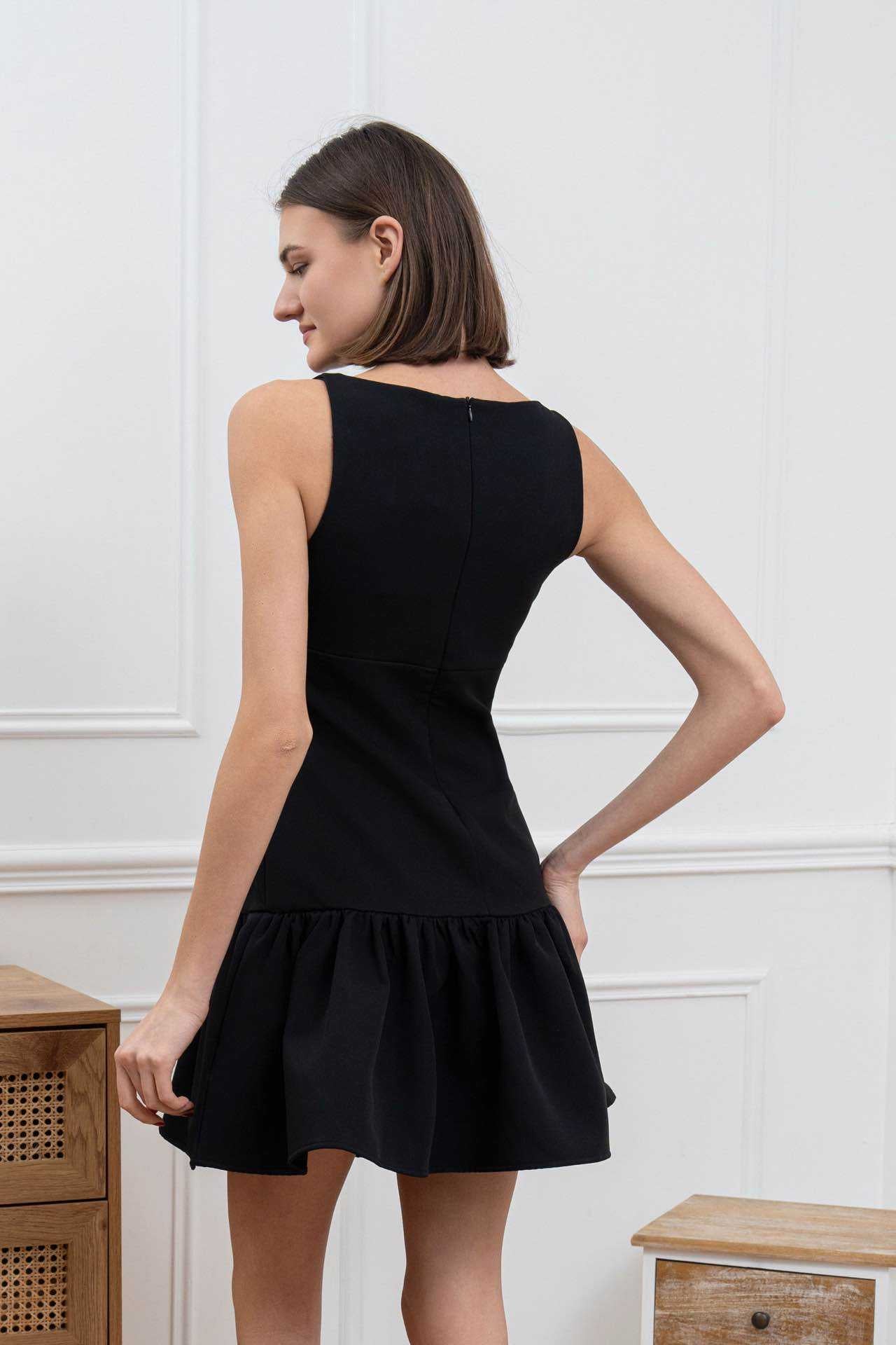 Sleeveless dress with bow details