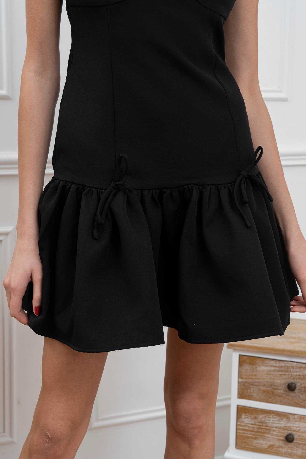 Sleeveless dress with bow details