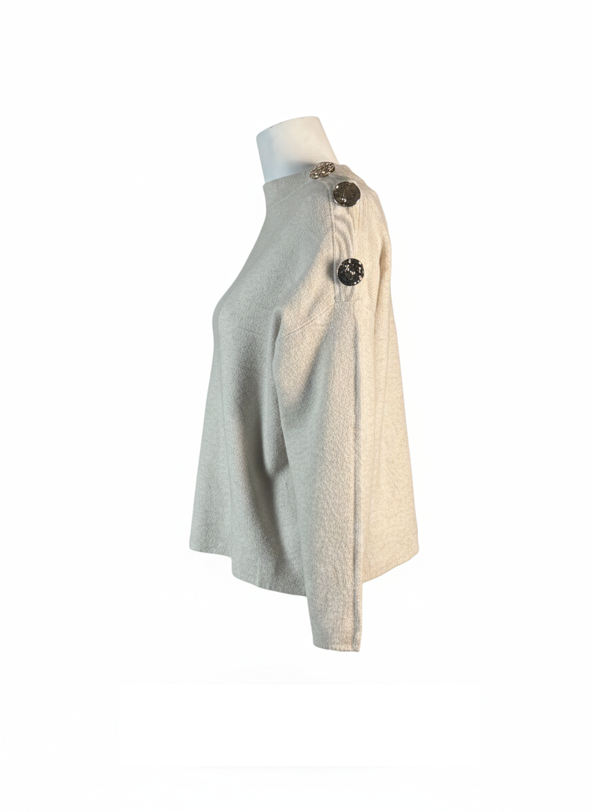 Plain knit with gold button